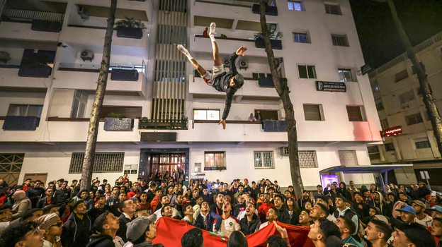 Акробатика на ниональном флаге в столице Марокко. Фото AFP Акробатика на ниональном флаге в столице Марокко. Фото AFP