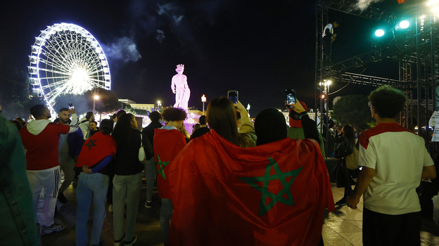 Марокканские фанаты на улицах французской Ниццы. Фото Reuters Марокканские фанаты на улицах французской Ниццы. Фото Reuters