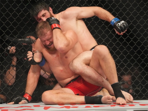 Магомед Анкалаев ведет граунд-энд-паунд. Фото MMAjunkie.com Магомед Анкалаев ведет граунд-энд-паунд. Фото MMAjunkie.com