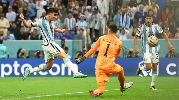 Хулиан Альварес забивает в ворота Аргентины. Фото Reuters Хулиан Альварес забивает в ворота Аргентины. Фото Reuters