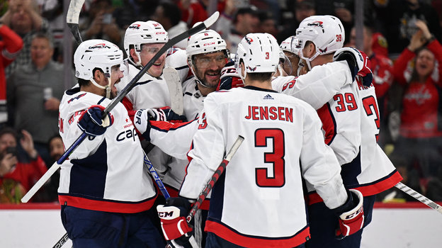 Александр Овечкин празднует 800-й гол в НХЛ вместе с партнерами. Фото USA Today Sports Александр Овечкин празднует 800-й гол в НХЛ вместе с партнерами. Фото USA Today Sports