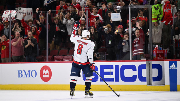 Александр Овечкин благодарит публику на арене в Чикаго. Фото USA Today Sports Александр Овечкин благодарит публику на арене в Чикаго. Фото USA Today Sports