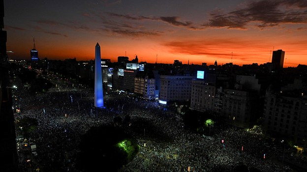 Народные гулянья после победы Аргентины над Хорватией продлились всю ночь. Фото AFP Народные гулянья после победы Аргентины над Хорватией продлились всю ночь. Фото AFP