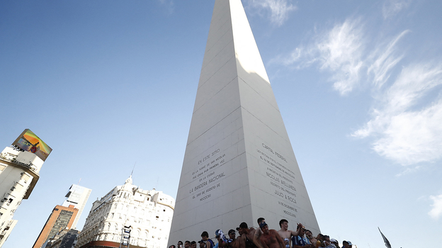 Болельщики на ограждениях Обелиска в Буэнос-Айресе. Фото Reuters Болельщики на ограждениях Обелиска в Буэнос-Айресе. Фото Reuters