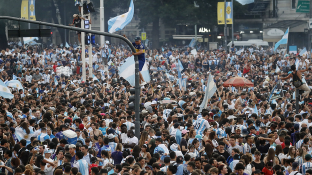 Болельщики с флагами Аргентины на фонарных столбах столицы страны. Фото Reuters Болельщики с флагами Аргентины на фонарных столбах столицы страны. Фото Reuters
