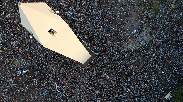 Обелиск в окружении моря болельщиков. Фото AFP Обелиск в окружении моря болельщиков. Фото AFP
