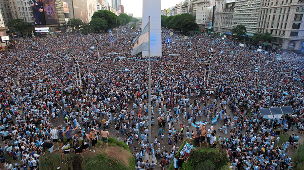 Радость на главной площади Буэнос-Айреса после победы над Хорватией. Фото AFP Радость на главной площади Буэнос-Айреса после победы над Хорватией. Фото AFP