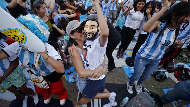 Болельщики сборной Аргентины мечтают о победе на ЧМ-2022 и о красивом завершении карьеры Лео Месси. Фото Reuters Болельщики сборной Аргентины мечтают о победе на ЧМ-2022 и о красивом завершении карьеры Лео Месси. Фото Reuters