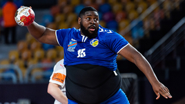 «Зовите меня гигантом»: 130-килограммовый гандболист из ДР Конго покорил сердца фанатов