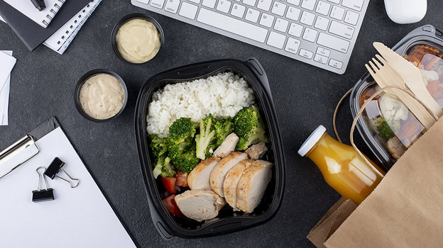 Обед на работе. Фото Freepik Обед на работе. Фото Freepik