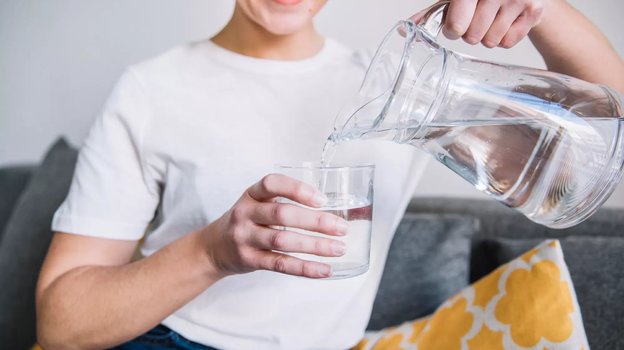 Нужно пить достаточное количество воды. Фото ru.freepik.com Нужно пить достаточное количество воды. Фото ru.freepik.com