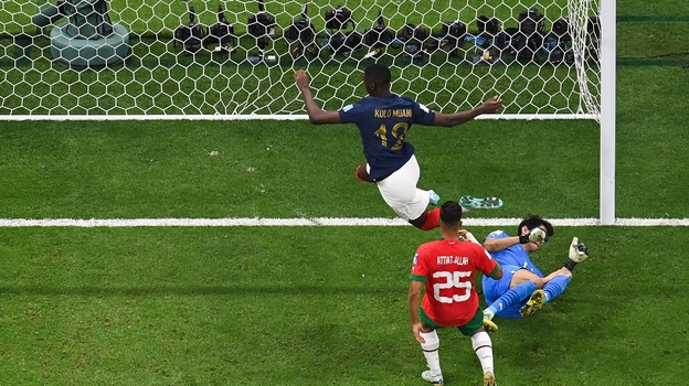 Коло Муани (сборная Франции) забивает гол в ворота команды Марокко на ЧМ-2022.. Фото AFP Коло Муани (сборная Франции) забивает гол в ворота команды Марокко на ЧМ-2022.. Фото AFP