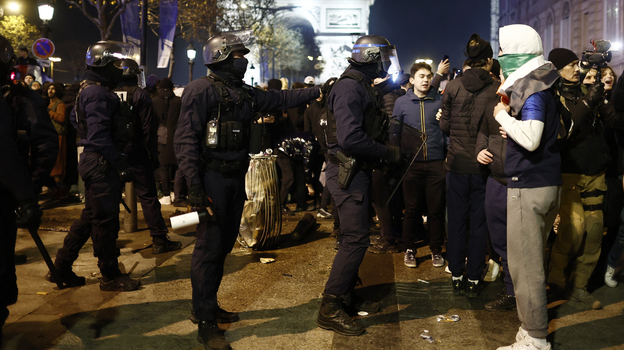 Полиция и болельщики в центре столицы Франции. Фото Reuters Полиция и болельщики в центре столицы Франции. Фото Reuters
