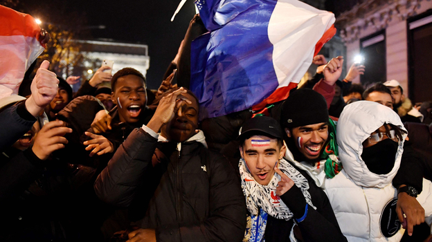 После матча тысячи французских болельщиков вышли на улицы отметить выход в финал чемпионата мира свой национальной команды. Фото AFP После матча тысячи французских болельщиков вышли на улицы отметить выход в финал чемпионата мира свой национальной команды. Фото AFP