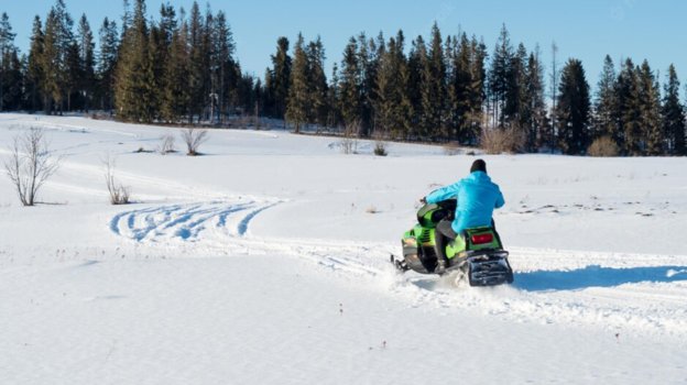 Мужчина на снегоходе. Фото Laura-christina, freepik.com Мужчина на снегоходе. Фото Laura-christina, freepik.com
