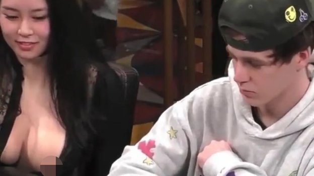 Девушка Сашими (слева) во время покерного шоу. Фото Скриншот YouTube-канала Hustler Casino Live Девушка Сашими (слева) во время покерного шоу. Фото Скриншот YouTube-канала Hustler Casino Live