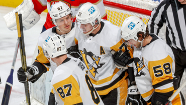 Евгений Малкин (в центре).