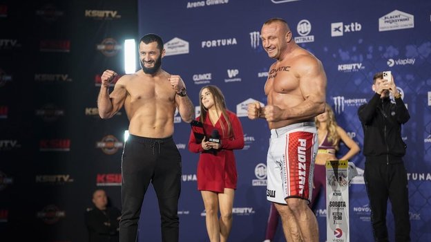 Мамед Халидов и Мариуш Пудзяновский. Фото KSW Мамед Халидов и Мариуш Пудзяновский. Фото KSW