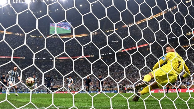 Лионель Месси открывает счет с пенальти. Фото AFP Лионель Месси открывает счет с пенальти. Фото AFP