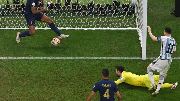 Лионель Месси проводит третий гол Аргентины в ворота Франции. Фото AFP Лионель Месси проводит третий гол Аргентины в ворота Франции. Фото AFP