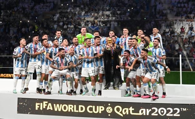 Лионель Месси поднимает кубок мира на церемонии награждения. Фото Global Look Press Лионель Месси поднимает кубок мира на церемонии награждения. Фото Global Look Press