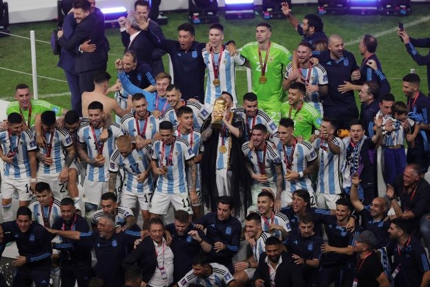 Лионель Месси поднимает кубок мира на церемонии награждения. Фото Global Look Press Лионель Месси поднимает кубок мира на церемонии награждения. Фото Global Look Press