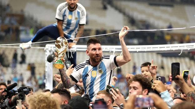 Капитан сборной Аргентины на руках партнеров после церемонии награждения чемпионов мира.