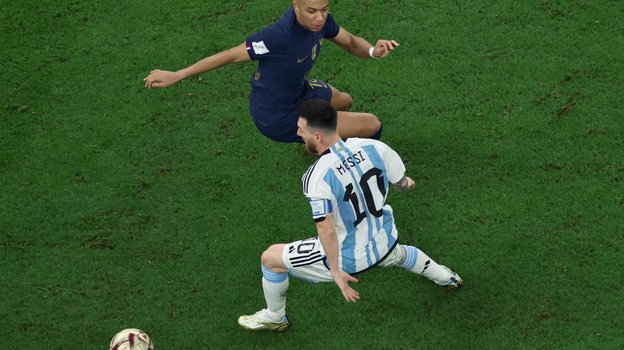 Лионель Месси (справа) и Килиан Мбаппе. Фото AFP Лионель Месси (справа) и Килиан Мбаппе. Фото AFP