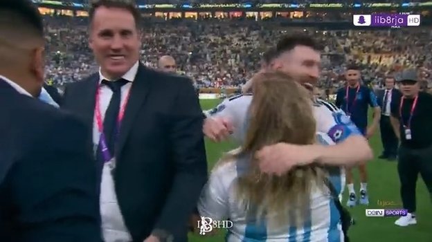 Лионель Месси обнимает свою мать после победы в финале ЧМ-2022. Фото Скриншот трансляции матча Аргентина - Франция Лионель Месси обнимает свою мать после победы в финале ЧМ-2022. Фото Скриншот трансляции матча Аргентина - Франция