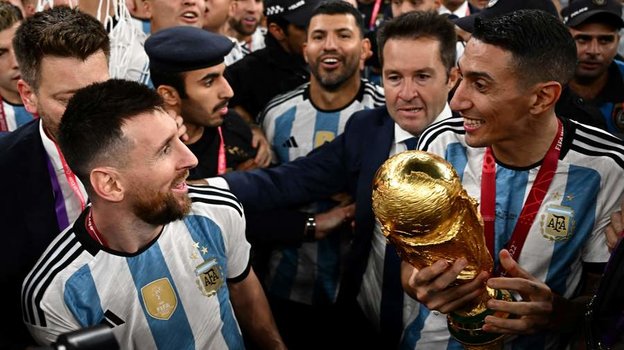 Лионель Месси и Анхель Ди Мария с кубком мира. Фото AFP Лионель Месси и Анхель Ди Мария с кубком мира. Фото AFP