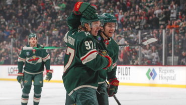 Кирилл Капризов (слева).