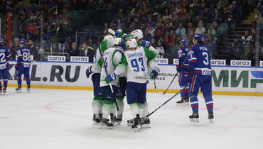 Игроки празднуют гол.