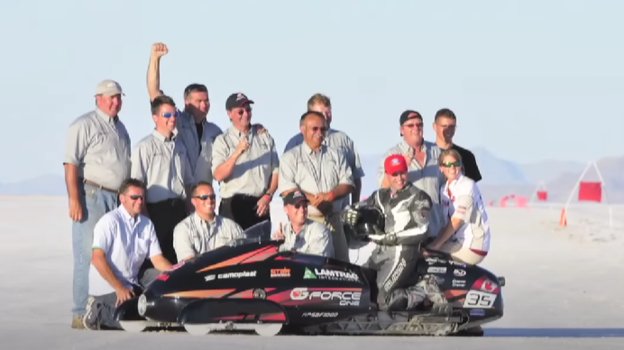 Жиль Ганье с пилотом Франсисом Мореном и командой снегохода G-Force One. Фото Скриншот YouTube-канала FMVINC Жиль Ганье с пилотом Франсисом Мореном и командой снегохода G-Force One. Фото Скриншот YouTube-канала FMVINC
