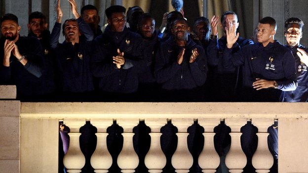 Футболисты сборной Франции на Площади Согласия. Фото AFP Футболисты сборной Франции на Площади Согласия. Фото AFP