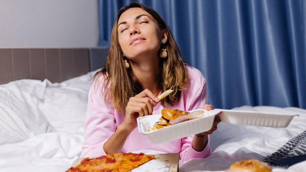 Чем опасен фастфуд? Фото Freepik/kroshka__nastya Чем опасен фастфуд? Фото Freepik/kroshka__nastya