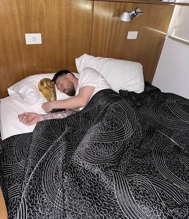 Лионель Месси с трофеем. Фото Соцсети Лионель Месси с трофеем. Фото Соцсети