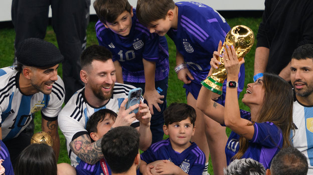 Кубок мира в руках жены Лионеля Месси Антонеллы Рокуццо. Фото Global Look Press Кубок мира в руках жены Лионеля Месси Антонеллы Рокуццо. Фото Global Look Press