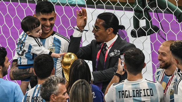 Турецкий повар Нусрет Гекче «солит» кубок мира. Фото Global Look Press Турецкий повар Нусрет Гекче «солит» кубок мира. Фото Global Look Press