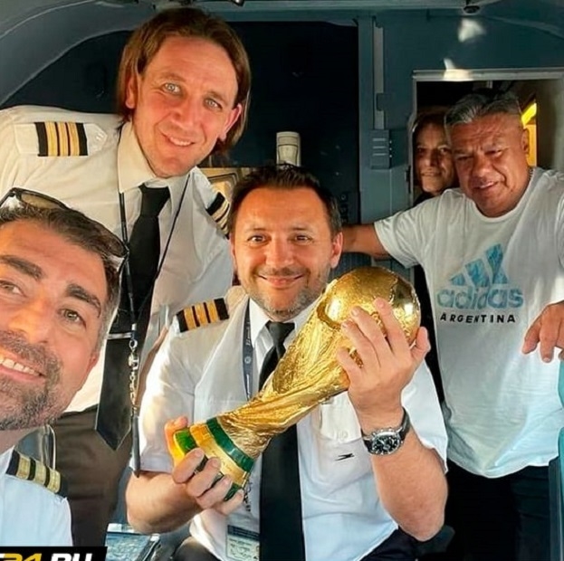 Пилоты самолета, на котором летела сборная Аргентины. Фото Соцсети Пилоты самолета, на котором летела сборная Аргентины. Фото Соцсети