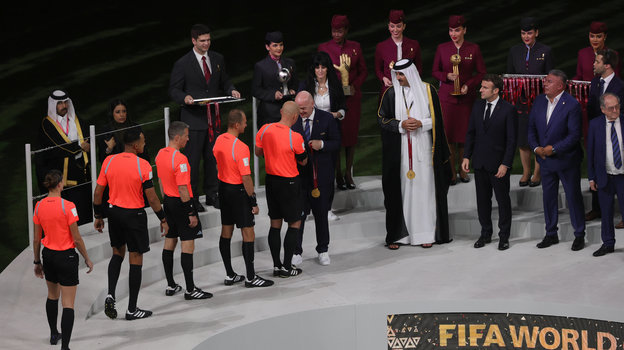 Награждение судей после финала ЧМ-2022 Аргентина — Франция. Фото Global Look Press Награждение судей после финала ЧМ-2022 Аргентина — Франция. Фото Global Look Press