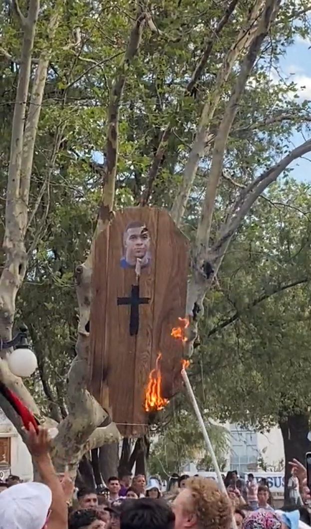 Болельщики сборной Аргентины сжигают бутафорский гроб с изображением Килиана Мбаппе. Фото Соцсети Болельщики сборной Аргентины сжигают бутафорский гроб с изображением Килиана Мбаппе. Фото Соцсети