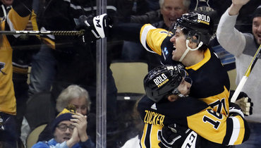 Евгений Малкин (справа).