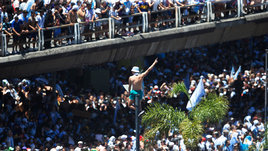 Падения с моста на автобус, эвакуация на вертолете. Фанаты сорвали праздник сборной Аргентины