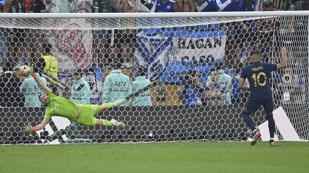 Килиан Мбаппе забивает гол в ворота Эмилиано Мартинеса. Фото Global Look Press Килиан Мбаппе забивает гол в ворота Эмилиано Мартинеса. Фото Global Look Press