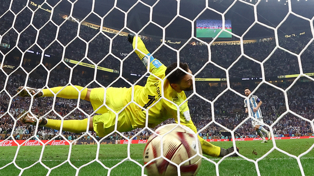 Лионель Месси забивает пенальти. Фото Reuters Лионель Месси забивает пенальти. Фото Reuters