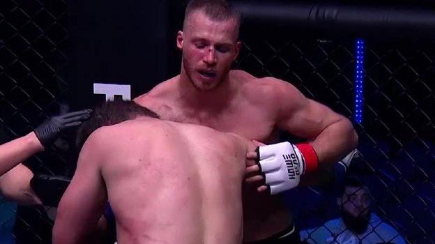 Олег Майами в бою с Георгием Тигиевым. Фото Скриншот Rutube-видео на канале Наше дело Олег Майами в бою с Георгием Тигиевым. Фото Скриншот Rutube-видео на канале Наше дело