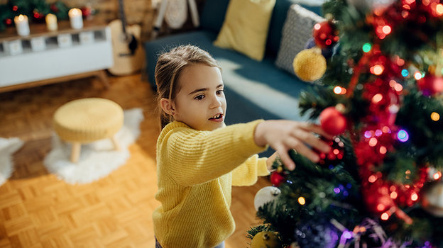 Девочка у елки. Фото Freepik/Drazen Zigic Девочка у елки. Фото Freepik/Drazen Zigic