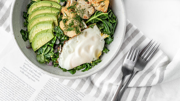 Салат с яйцом. Фото Freepik/wirestock Салат с яйцом. Фото Freepik/wirestock