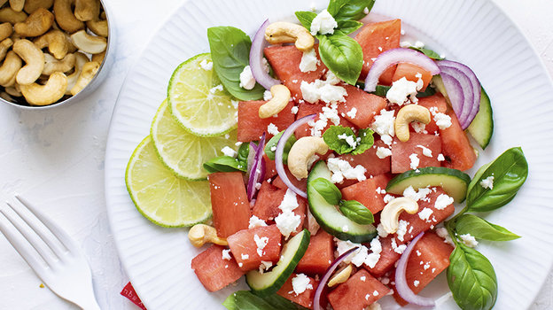 Салат из арбуза с орехами кешью и сыром фета. Фото Freepik/rawpixel.com Салат из арбуза с орехами кешью и сыром фета. Фото Freepik/rawpixel.com