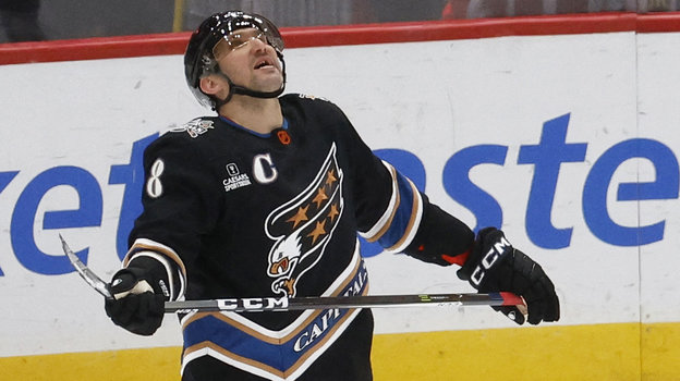 Александр Овечкин смотрит на куб арены во время матча. Фото USA Today Sports Александр Овечкин смотрит на куб арены во время матча. Фото USA Today Sports